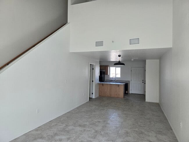 Building Photo - 833 S Avenue A