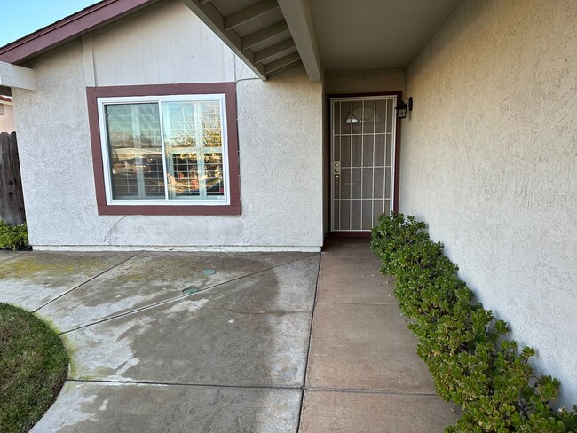 Building Photo - Beautiful 3 bedroom, 2 bath Oakley Home / ...