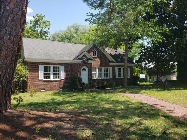 Building Photo - 102 N Oak St