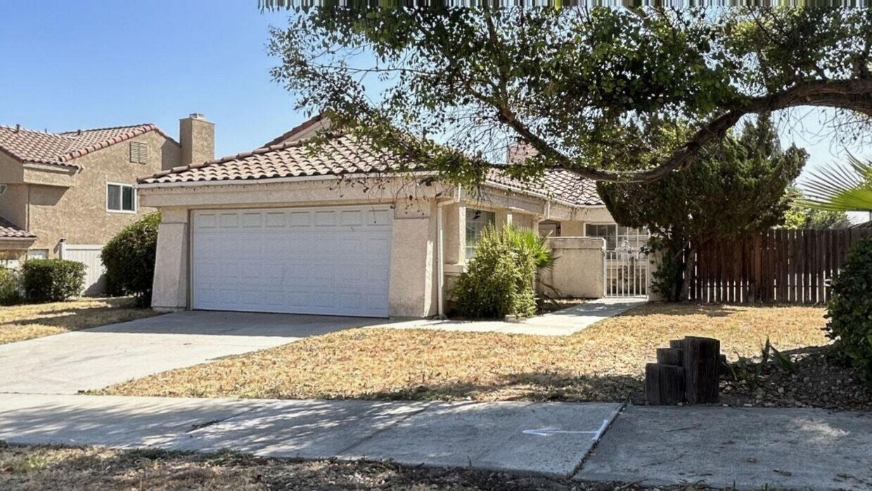 Primary Photo - 2 Bedroom 2 Bath w/ Bonus Room Located in ...