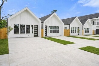 Building Photo - 2406 Mann St