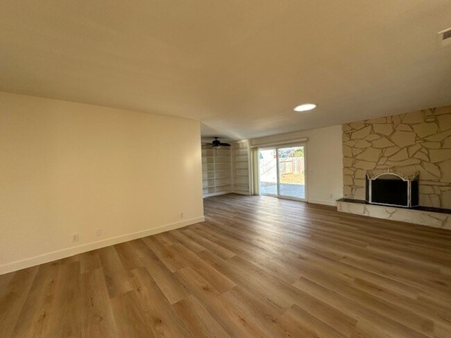 Foto del edificio - Desirable 3 bdrm Goleta Home