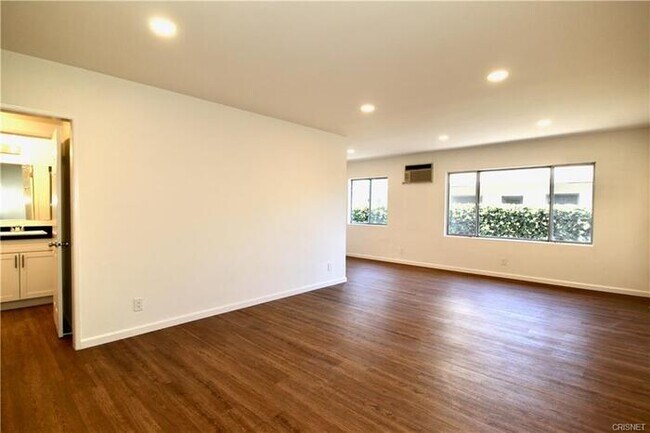 Building Photo - 6140 Whitsett Ave
