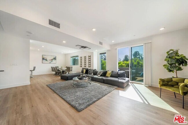 Foto del edificio - 4637 Laurel Canyon Blvd