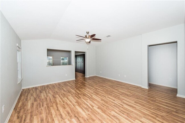 Building Photo - 322 Foxglove Dr