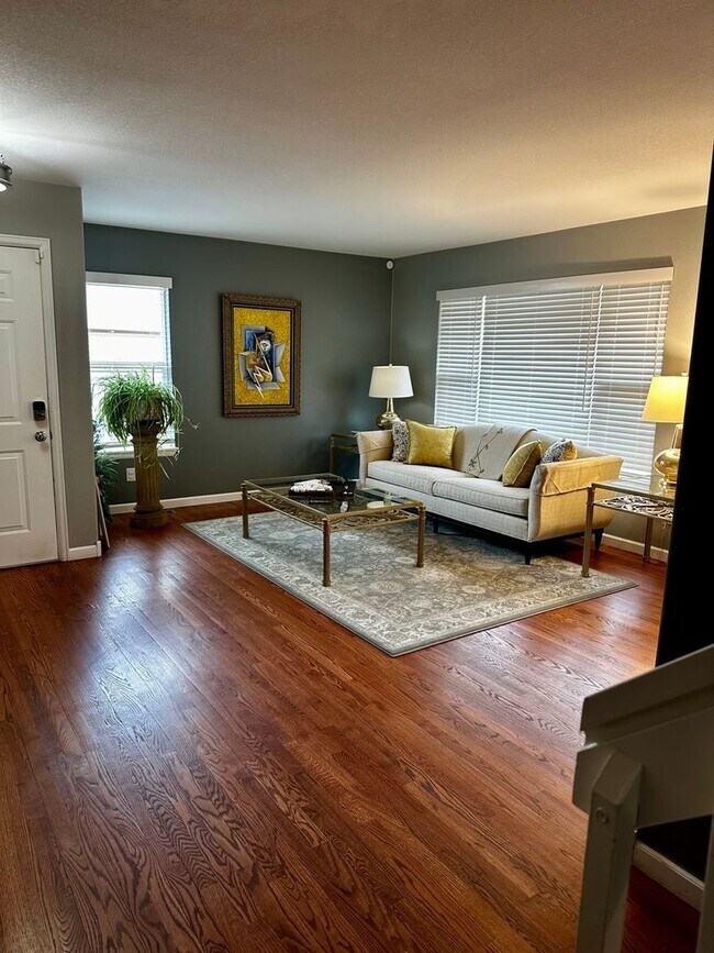 Foto del edificio - Spacious 4BR Townhome with access to Cherr...