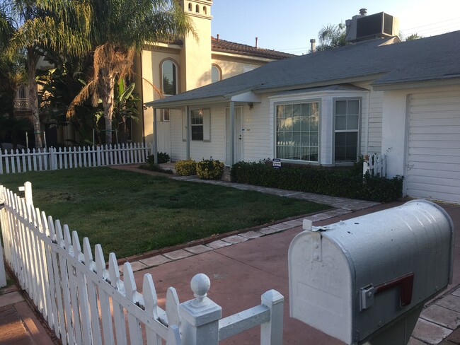 Enclosed front yard - 4950 Chimineas Ave