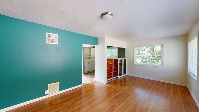 Foto del edificio - May Valley Road business opportunity available - 2 bedroom 1 bath home with carport & office and ...