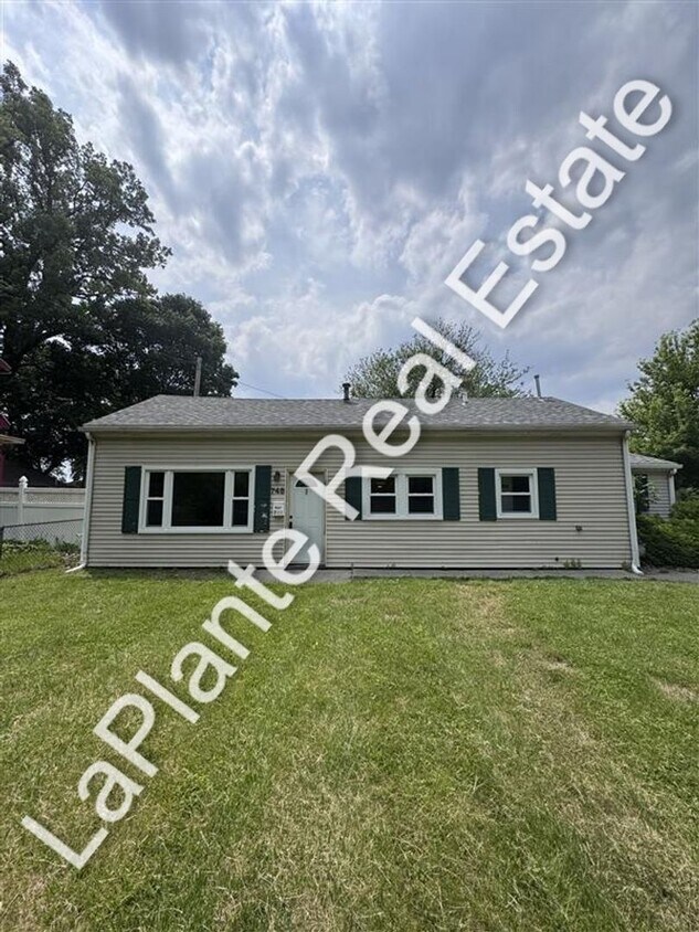 Primary Photo - Cute Home on Large Lot for Rent