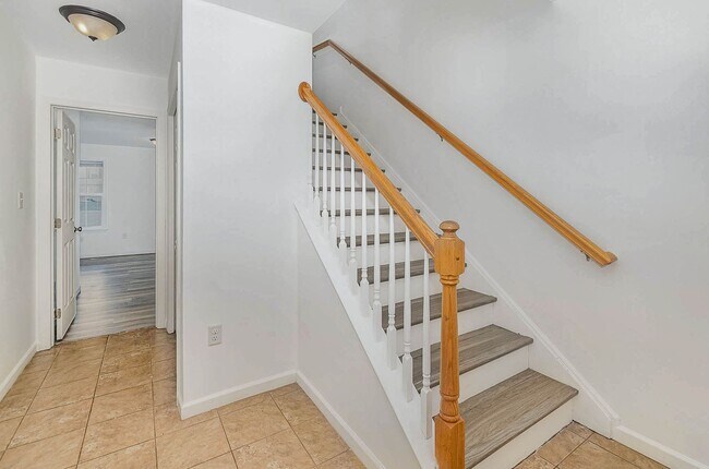 Building Photo - 425 Eisenhower Dr