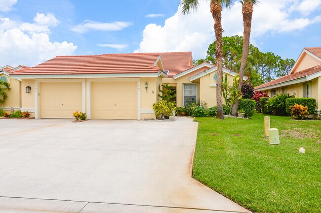Building Photo - 1497 SW Greens Pointe Way