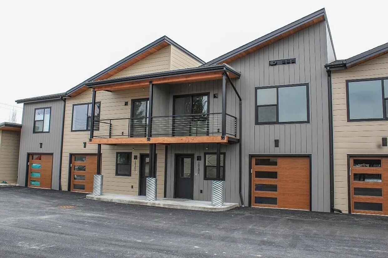 Primary Photo - Whitefish townhouse for rent! 3 bed 2.5 ba...