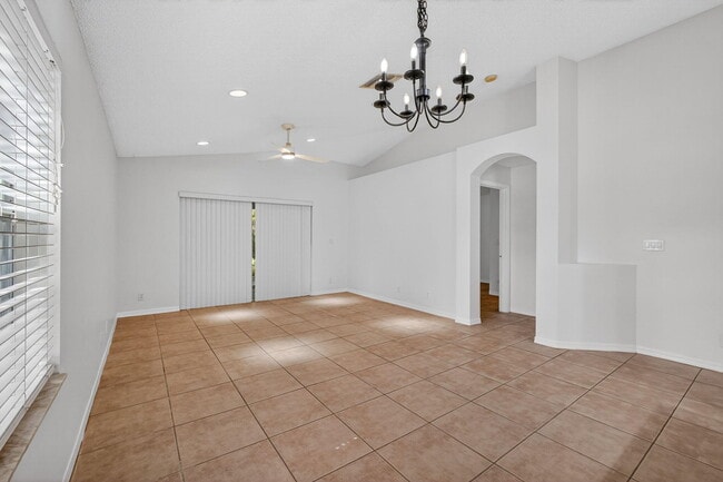 Building Photo - 5020 N La Sedona Cir
