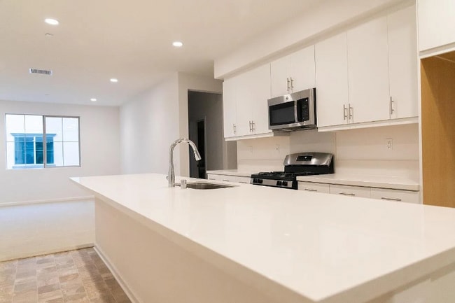 Building Photo - 567 S Motif St