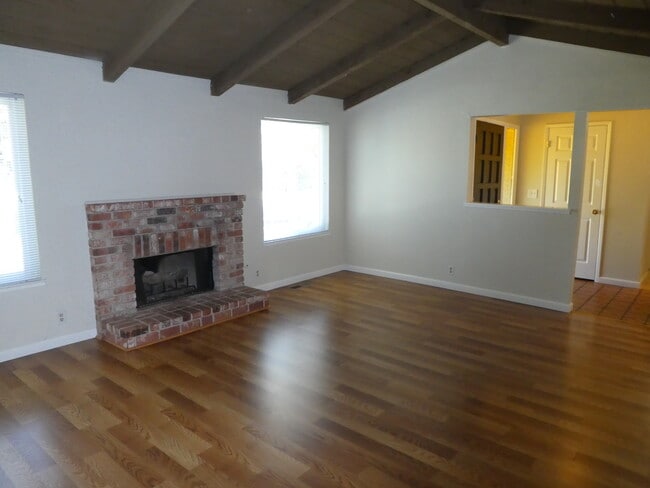 Building Photo - 1539 Moorpark Ave