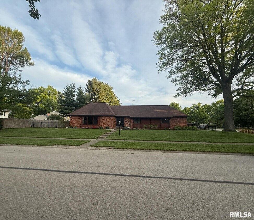 Foto principal - 90 Pinehurst Dr