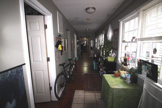 Building Photo - 35 Bogard St