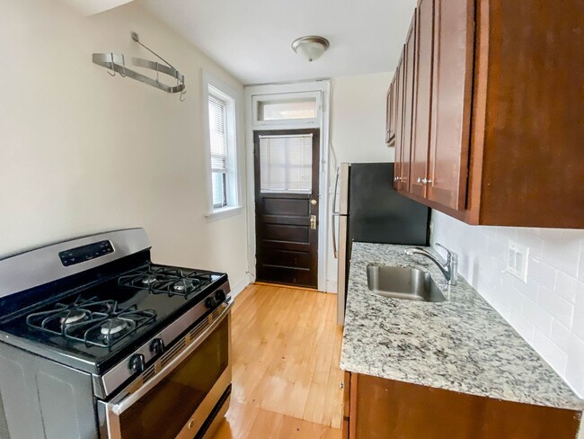 Foto del edificio - 3620 N Marshfield Ave