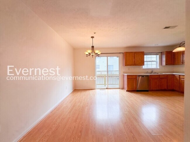 Foto del edificio - 3 Bed/2 Bath Townhome with Garage / Pet-Friendly / Vouchers Accepted / Available Now!