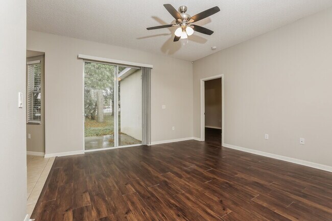 Foto del edificio - 233 Bluff Pass Dr
