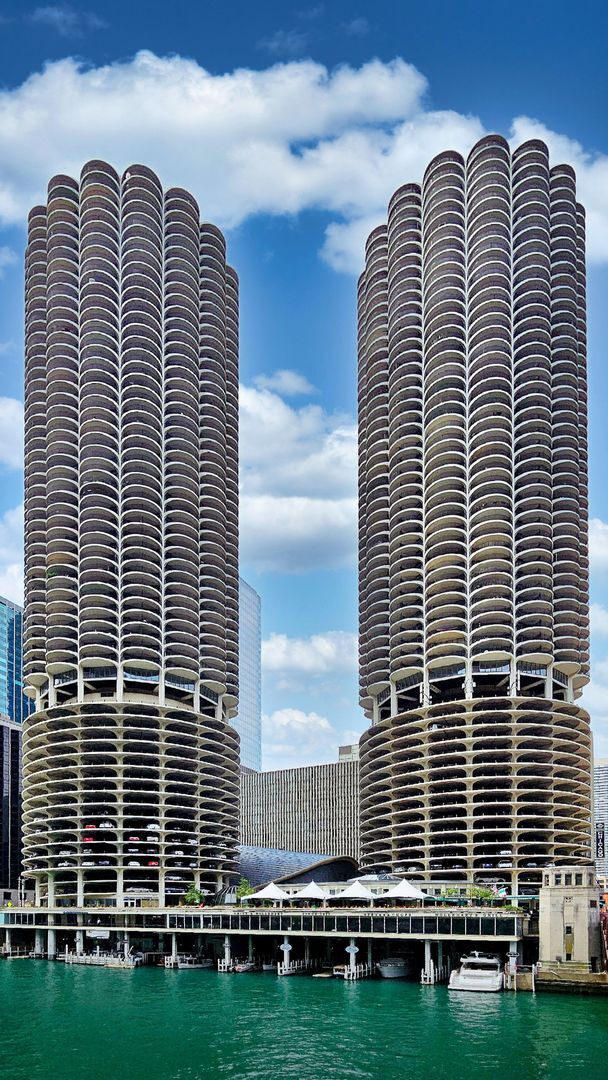 Foto del edificio - 300 N State St