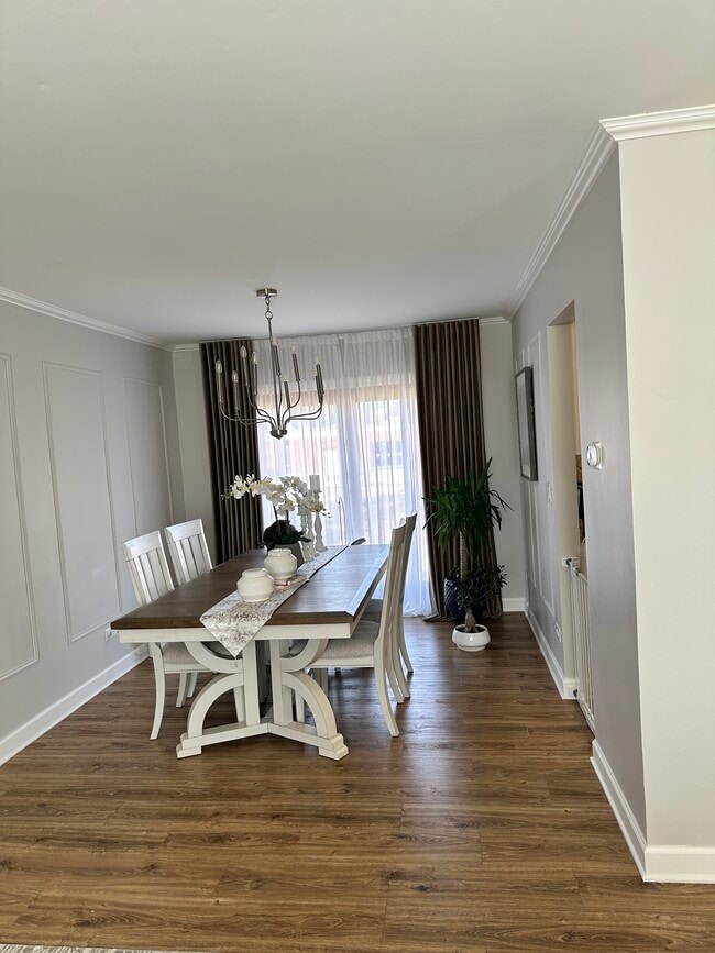 Building Photo - 106 S Elroy Ave