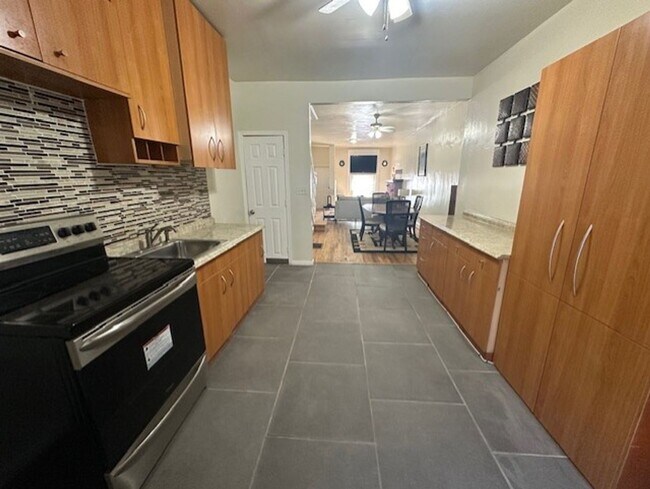 Building Photo - Beautiful 3 Bedroom, 1 Bath home in East B...