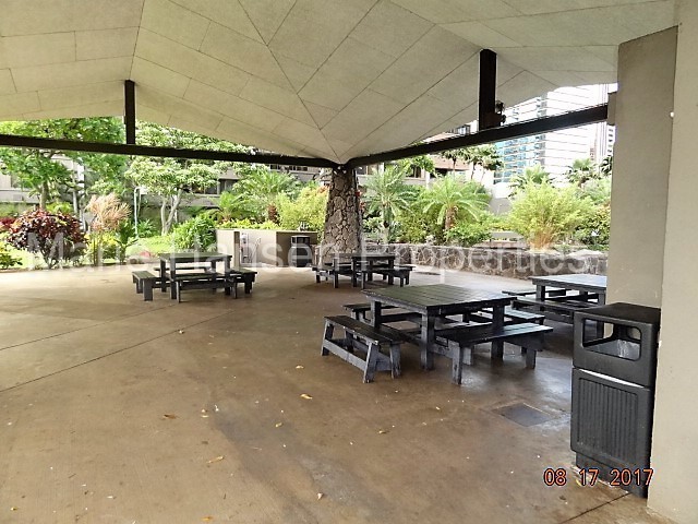 Building Photo - Kukui Plaza/Diamond Head Towers 1/1/1