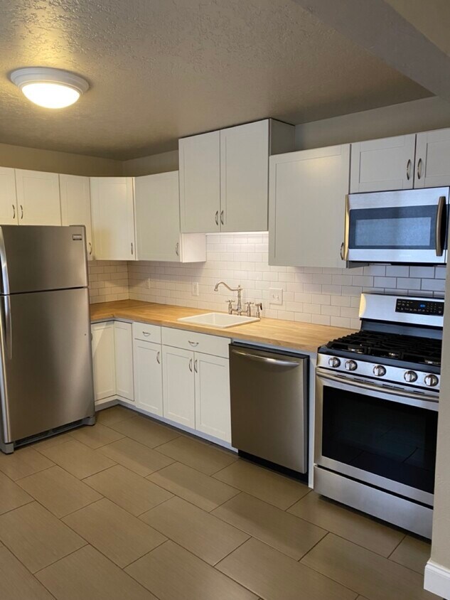 Kitchen - 515 NE Revere Ave