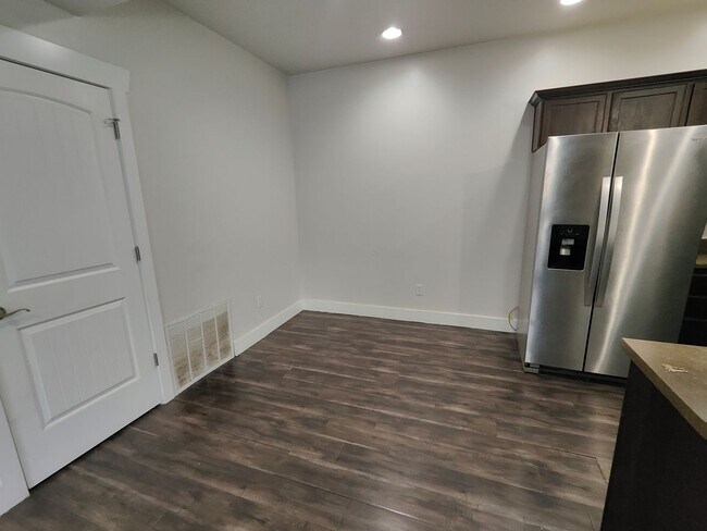 Building Photo - Charming 3-Bed, 2-Bath Condo