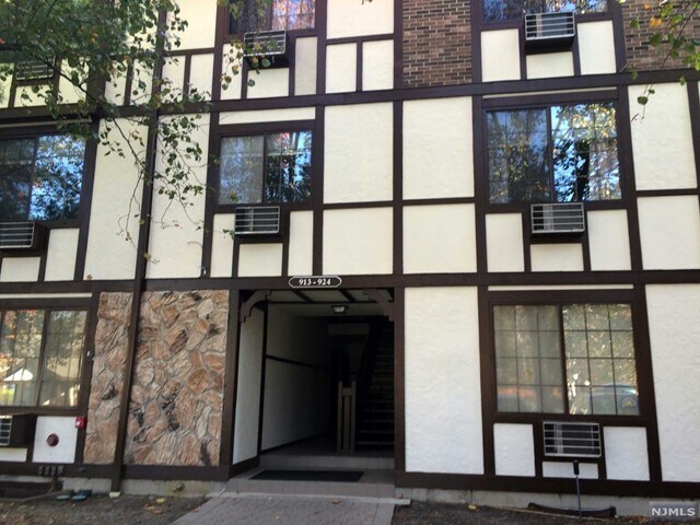 Building Photo - 917 Thoreau Ct