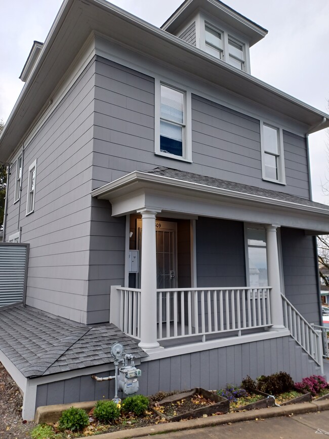 Building Photo - 509 S 15th St