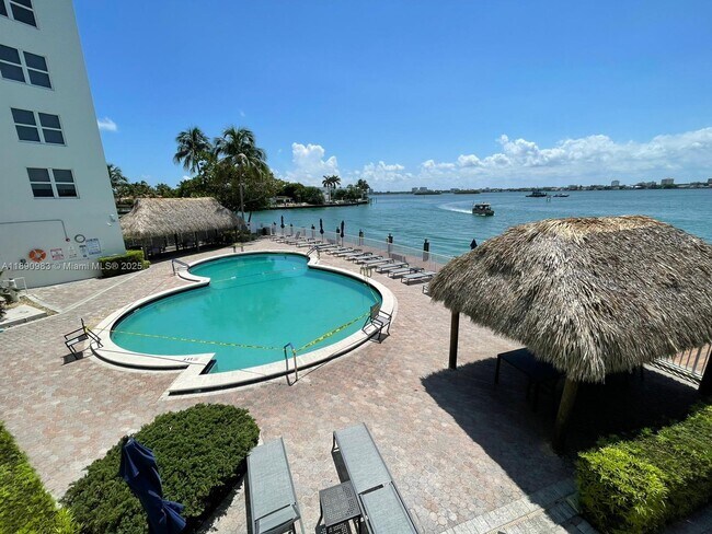 Foto del edificio - 10350 W Bay Harbor Dr