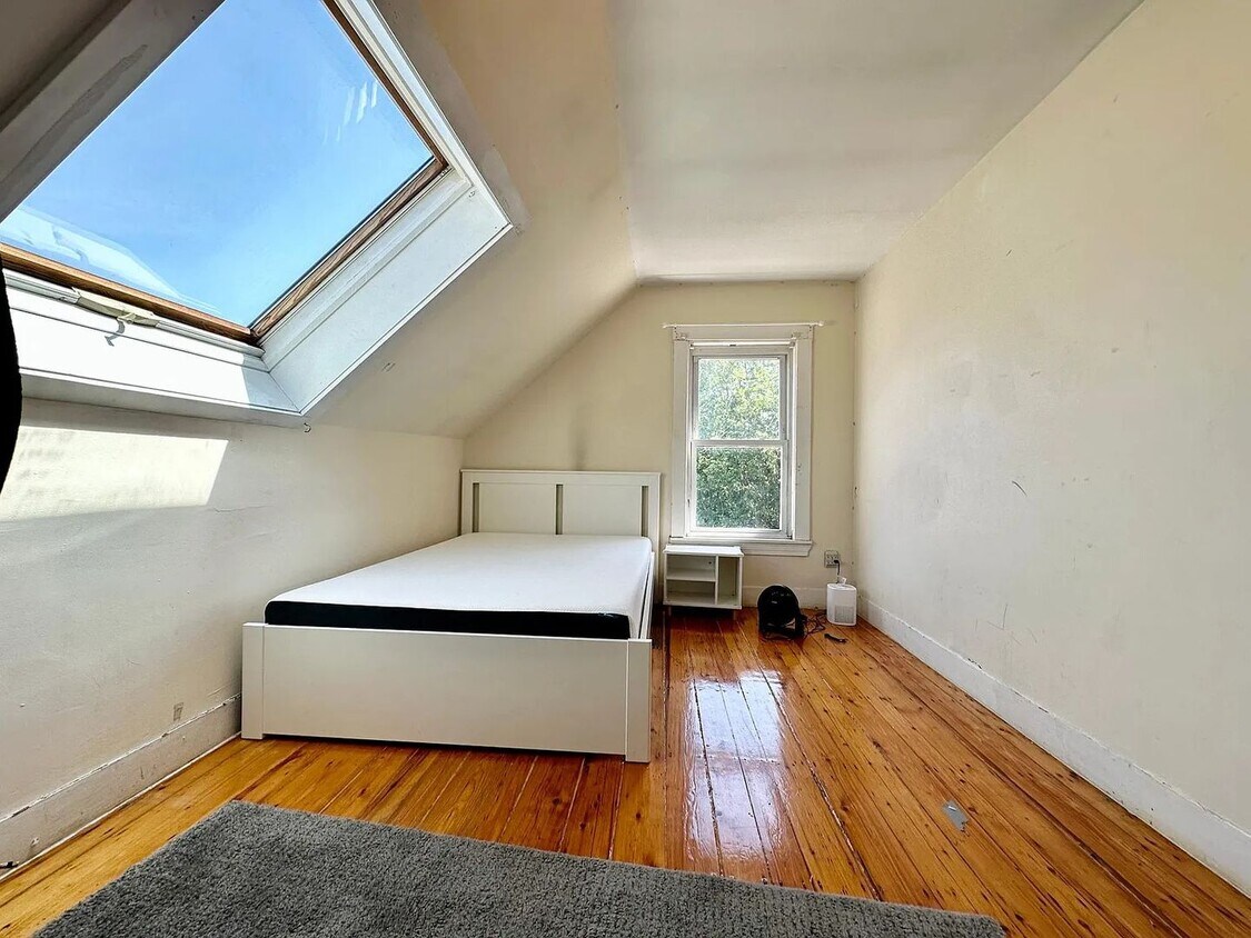 HOLY SMOKES!! 8 BED/3.5 BATH TOWNHOUSE IN ALLSTON - HOLY SMOKES!!  8 BED/3.5 BATH TOWNHOUSE IN ALLSTON