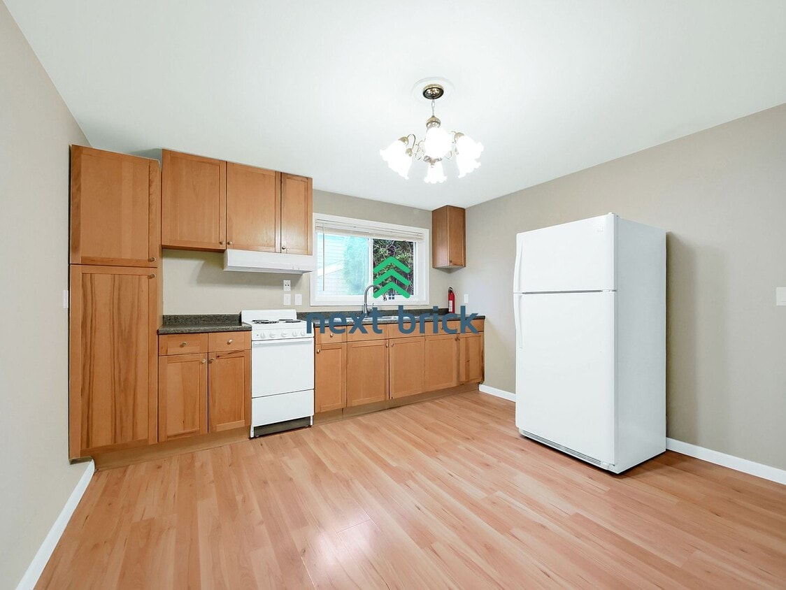 Foto principal - Spacious 2 Bed 1 Bath for Rent!