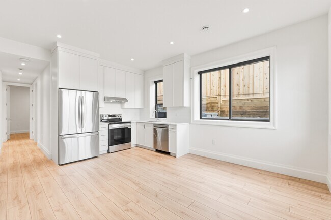 Building Photo - 16547-Suite-16528 28 Ave