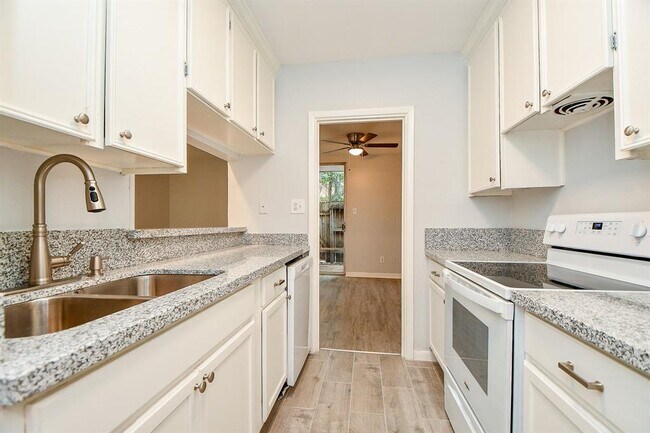 Foto del edificio - 2822 Briarhurst Dr