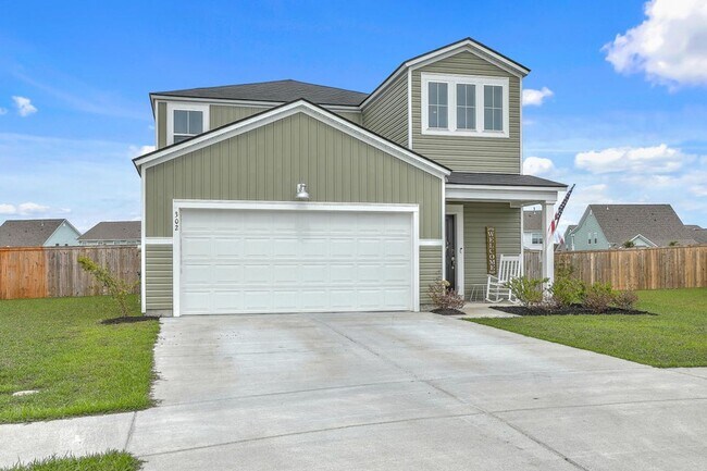 Foto del edificio - Like-New Pond Lot Home with First-Floor Pr...