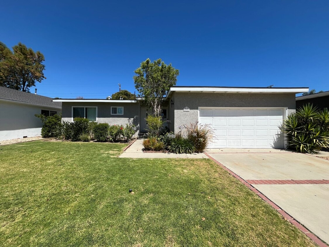 Primary Photo - AVAILABLE NOW! Upgraded Encino 4+2.5 w/all...
