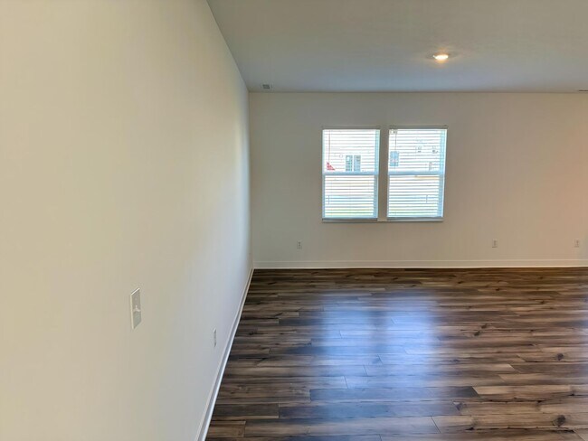 Building Photo - Brand New 5 Bed/3 Bath spacious home in Fr...