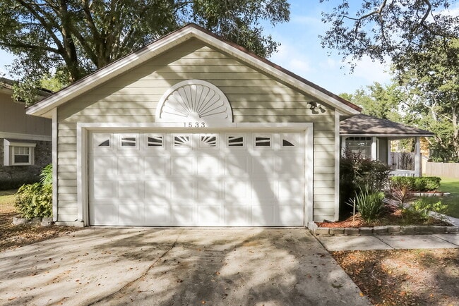 Building Photo - 1533 Oakwood Ct