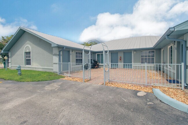 Foto del edificio - ***ANNUAL UNFURNISHED RENTAL***2/BEDS/2BAT...