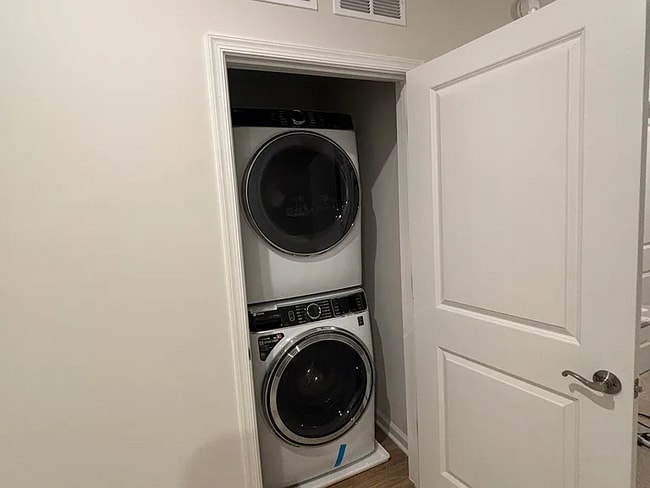 Building Photo - 3418 Chester Aly