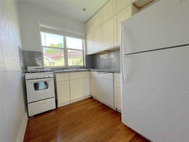 Foto del edificio - 319 W 28th St