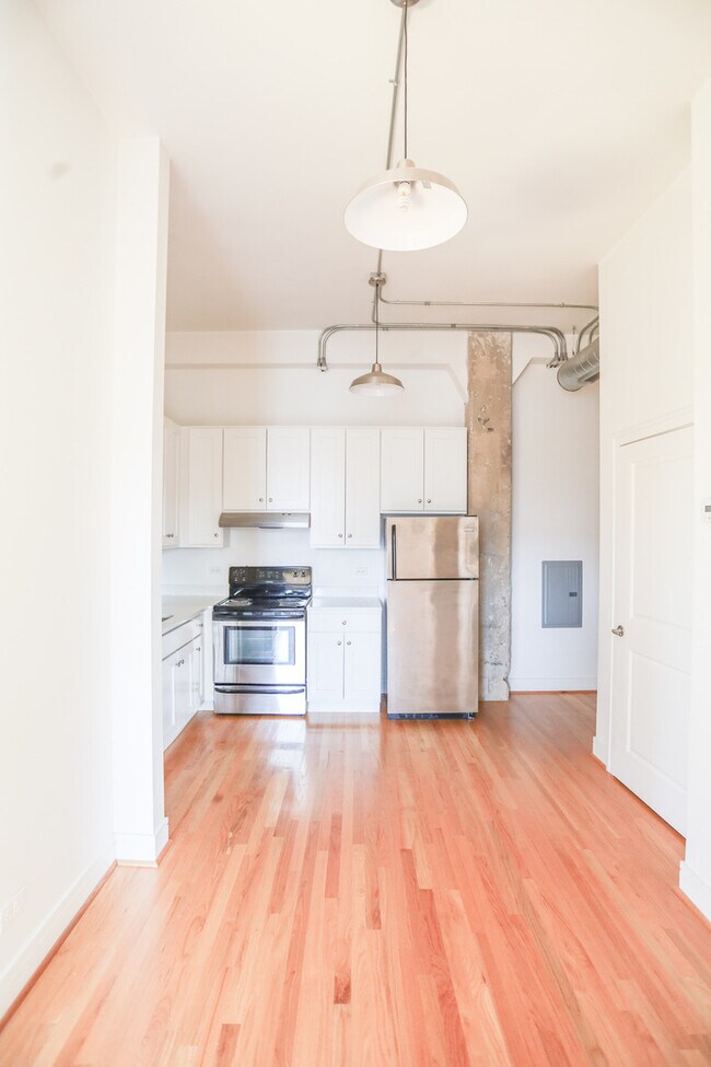 Building Photo - 4801 N Ravenswood Ave