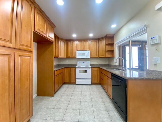 Building Photo - 3-bedroom home located in Union City! – wi...