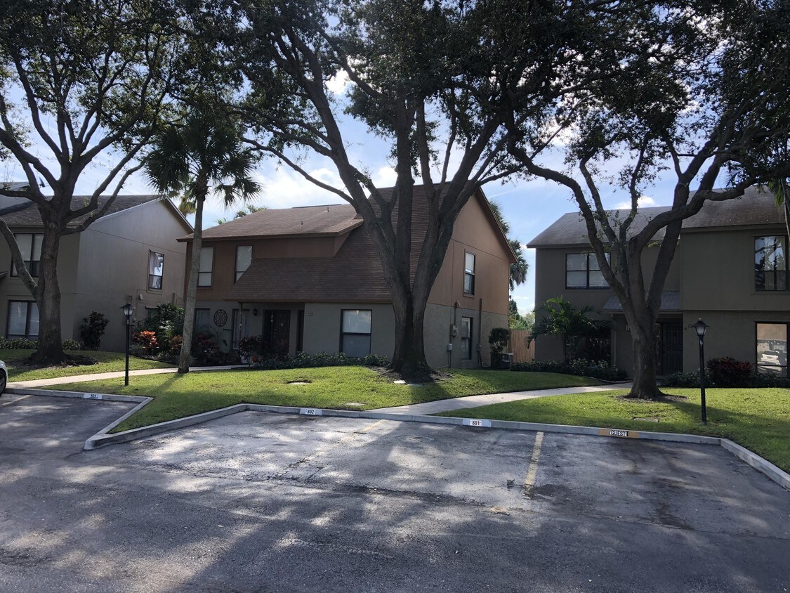 Foto principal - 803 Sandtree Dr