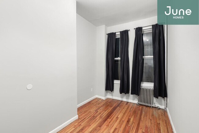 Building Photo - ROOM ONLY in 4-bed/2.0-bath Home