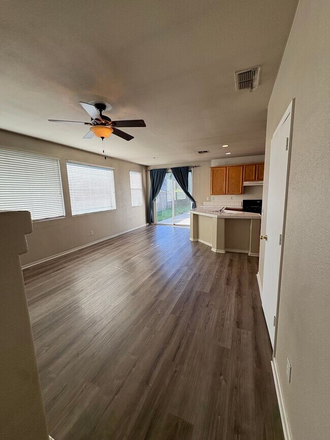 Foto del edificio - Beautiful 3bed/2bathroom Home in West Sac