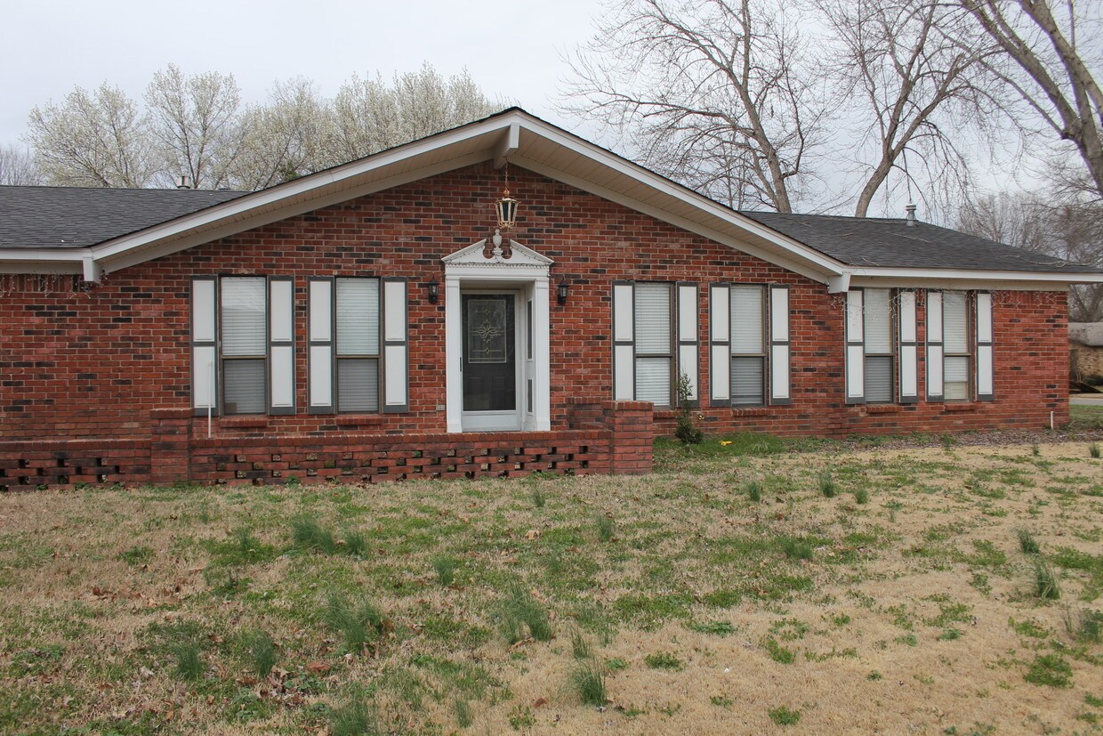 Foto principal - 800 Foxwood Dr